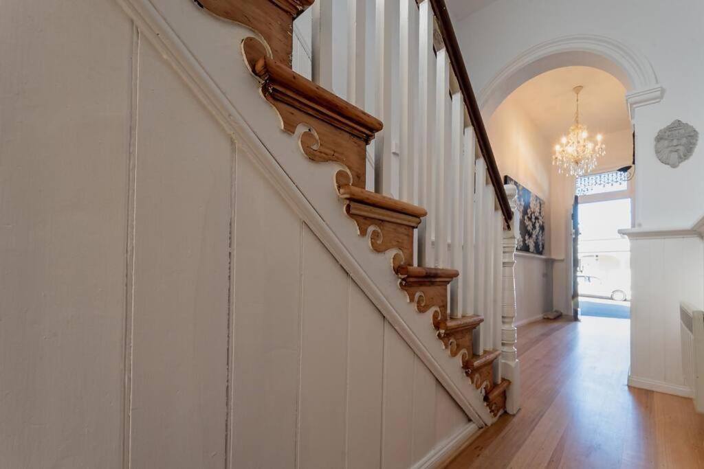 Ferienwohnung Historic Beauty In The Cbd! Parking And Wifi Launceston Exterior foto