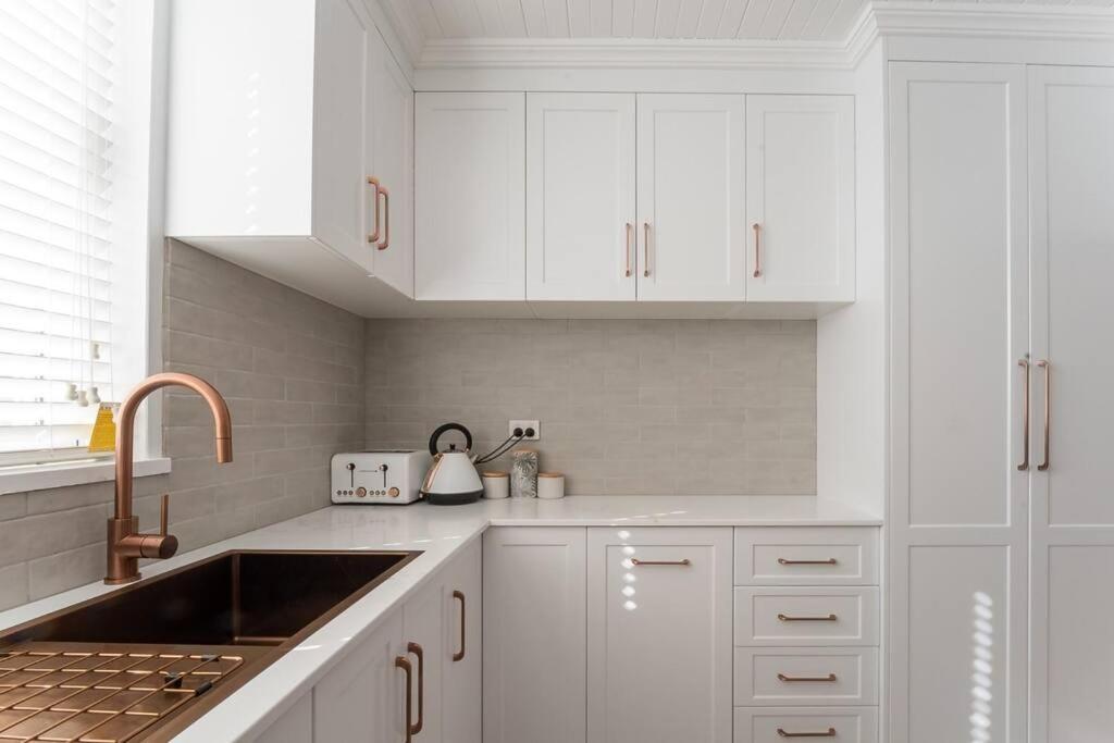 Ferienwohnung Historic Beauty In The Cbd! Parking And Wifi Launceston Exterior foto