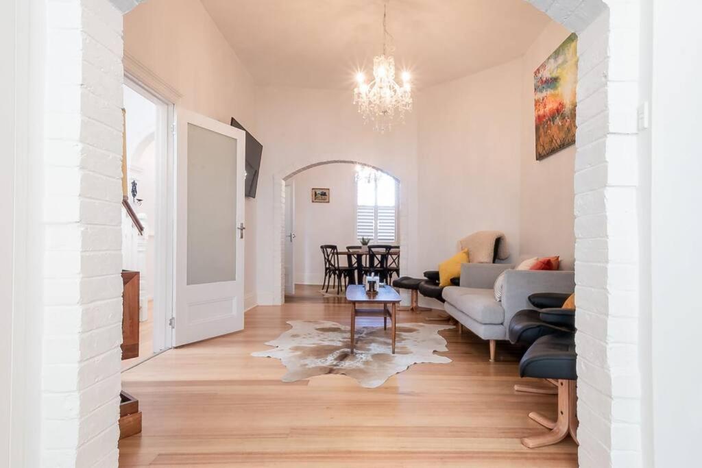 Ferienwohnung Historic Beauty In The Cbd! Parking And Wifi Launceston Exterior foto
